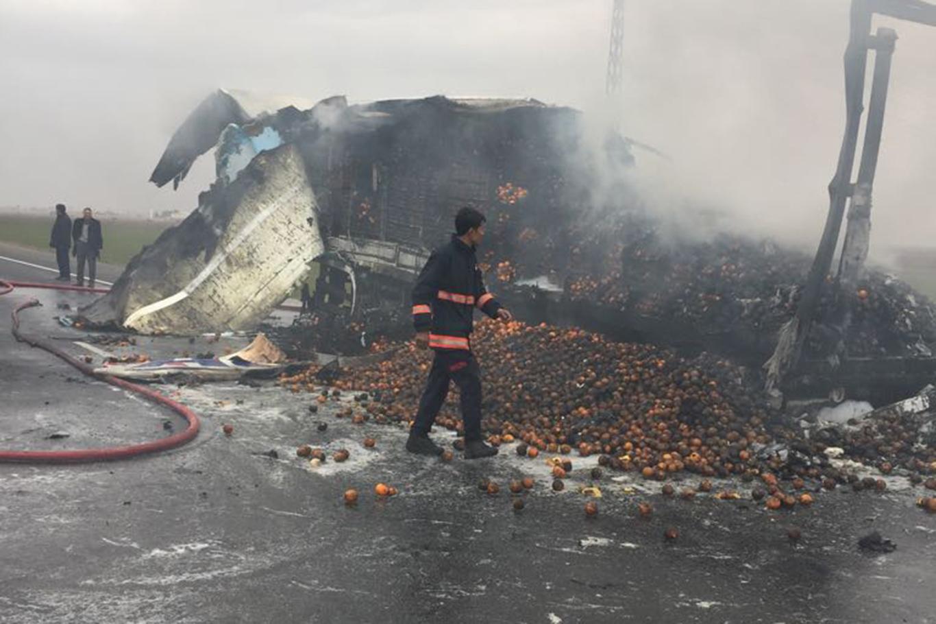 Portakal yüklü TIR aniden alev aldı Portakal yüklü TIR aniden alev aldı